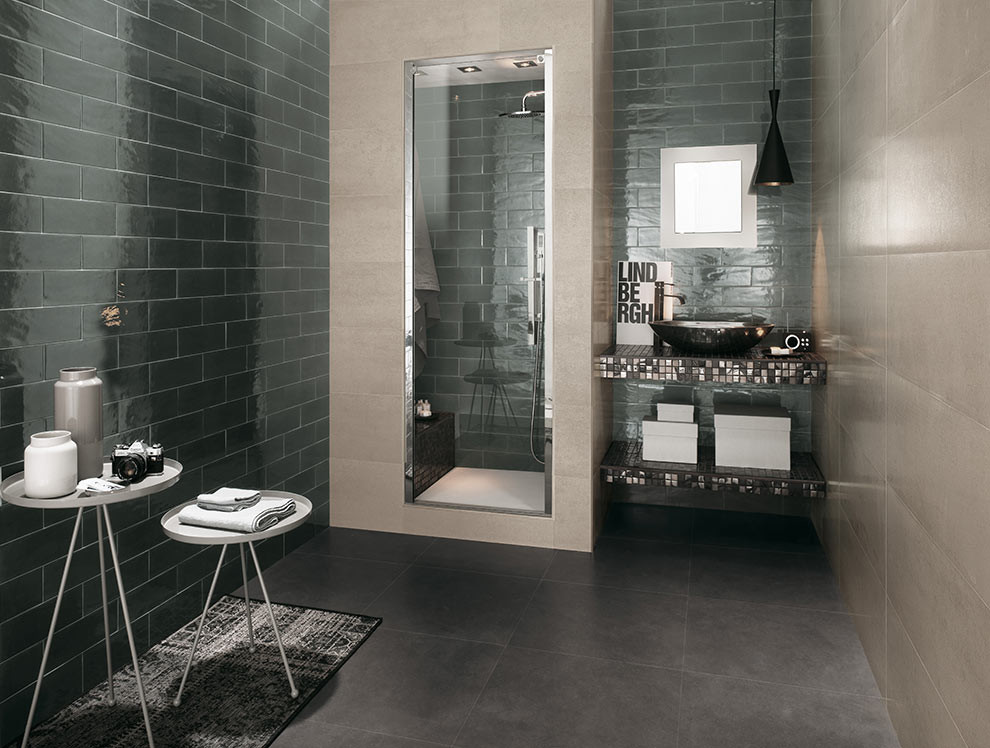 Стильный дизайн: большая ванная комната в современном стиле с душем в нише, черной плиткой, плиткой кабанчик, разноцветными стенами, бетонным полом, душевой кабиной, настольной раковиной, столешницей из плитки, серым полом и душем с распашными дверями - последний тренд