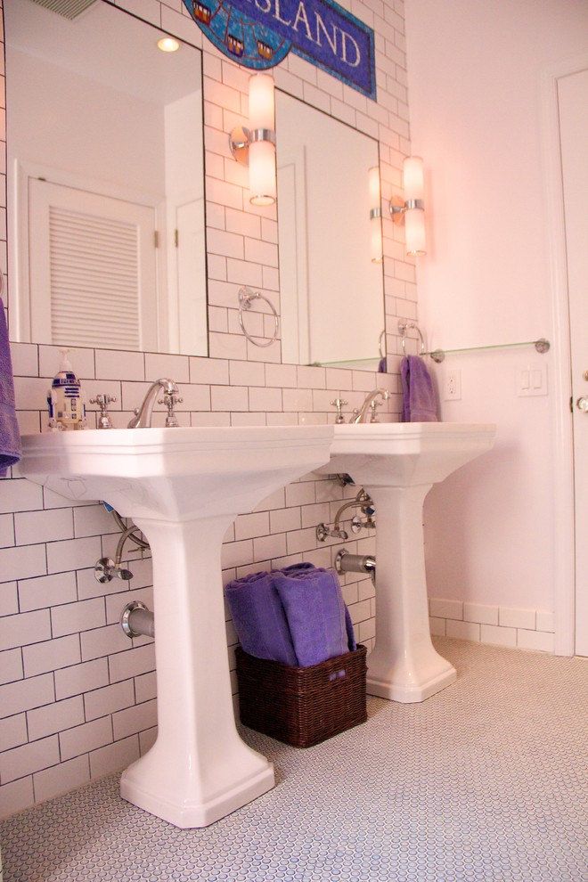 Foto på ett mellanstort vintage badrum för barn, med ett piedestal handfat, en dusch/badkar-kombination, en vägghängd toalettstol, tunnelbanekakel, ett hörnbadkar, vit kakel, flerfärgade väggar och klinkergolv i keramik