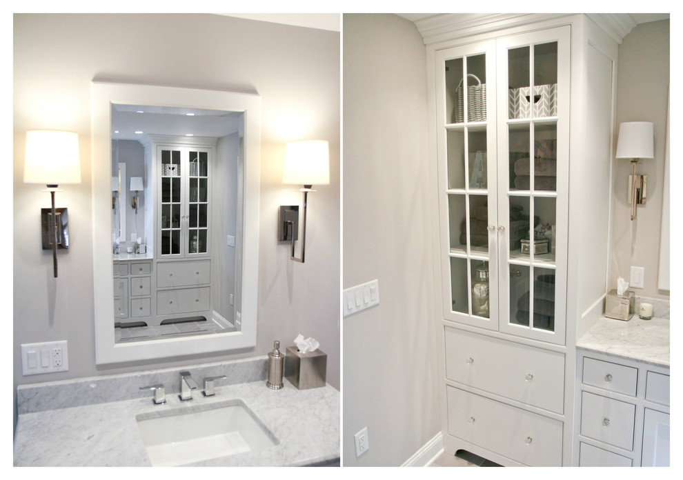 Klassisk inredning av ett stort en-suite badrum, med luckor med profilerade fronter, vita skåp, ett fristående badkar, en kantlös dusch, en toalettstol med separat cisternkåpa, grå kakel, stenkakel, grå väggar, klinkergolv i porslin, ett undermonterad handfat och marmorbänkskiva