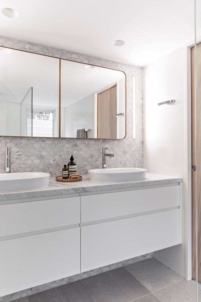 Идея дизайна: ванная комната в современном стиле с плоскими фасадами, белыми фасадами, белой плиткой, белыми стенами, настольной раковиной, серым полом, белой столешницей, тумбой под две раковины и подвесной тумбой