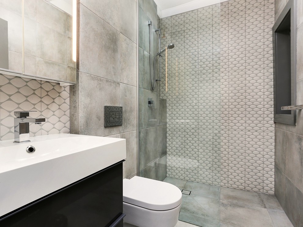 Idéer för ett litet modernt en-suite badrum, med en vägghängd toalettstol, grå kakel, cementkakel, cementgolv och grått golv