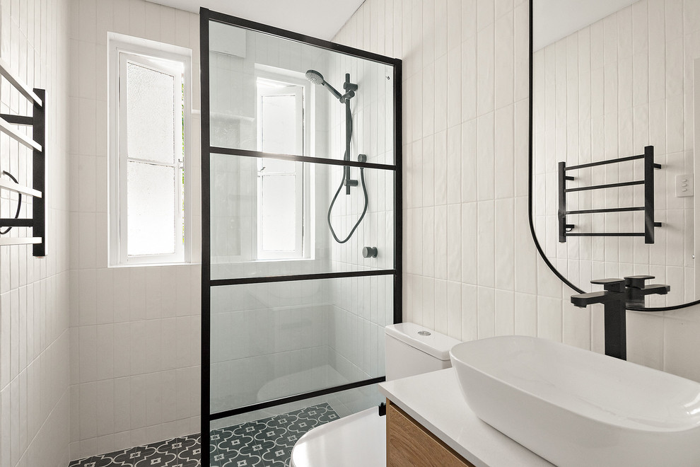 Exempel på ett litet modernt vit vitt badrum, med en öppen dusch, vit kakel, keramikplattor, cementgolv, bänkskiva i kalksten, grönt golv och med dusch som är öppen