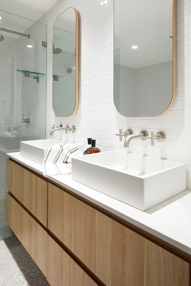 Inredning av ett modernt litet vit vitt badrum, med möbel-liknande, grå skåp, en hörndusch, vit kakel, mosaik, vita väggar, terrazzogolv, bänkskiva i kvarts, flerfärgat golv och dusch med gångjärnsdörr