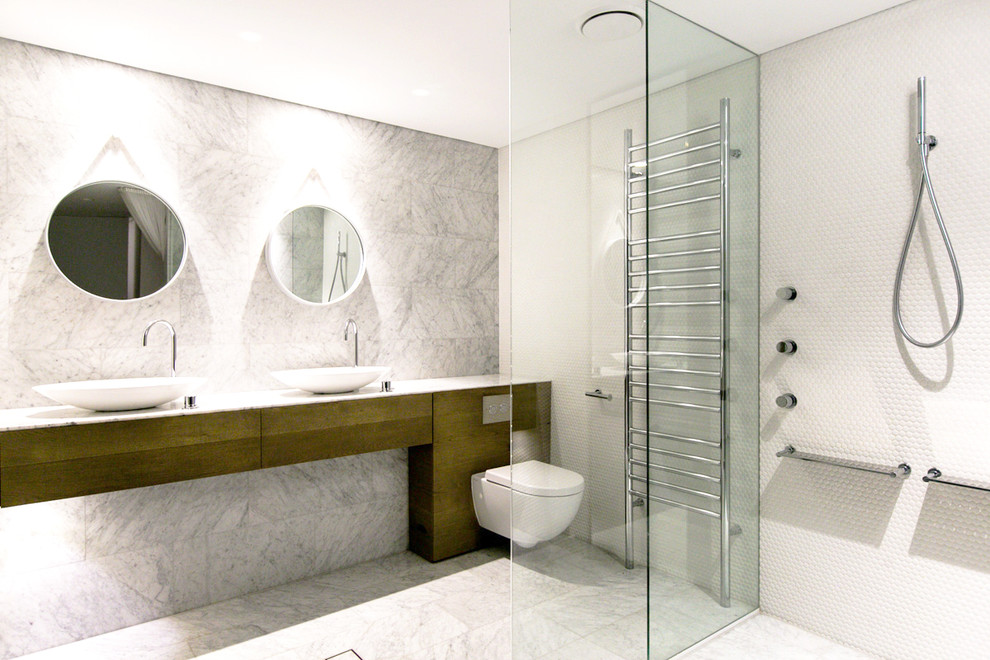 Inspiration pour une salle de bain design avec une vasque, une douche ouverte, un carrelage blanc, mosaïque, un mur blanc et aucune cabine.