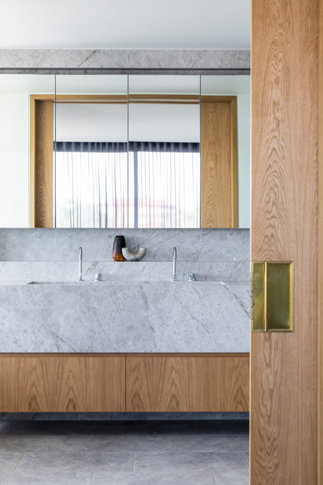 Exemple d'une grande salle de bain principale tendance en bois brun avec un placard à porte plane, un lavabo encastré, un sol gris, un plan de toilette gris, meuble double vasque et meuble-lavabo suspendu.