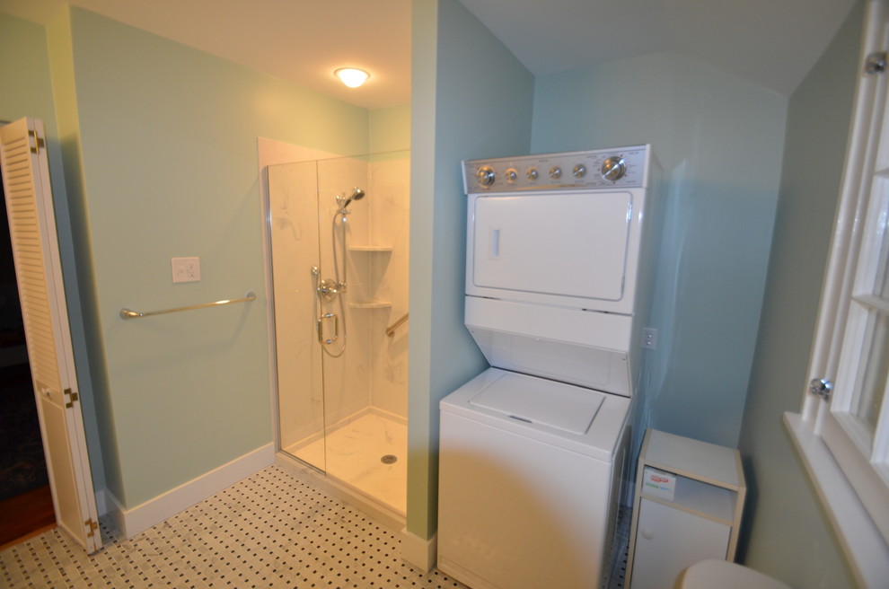 Modelo de cuarto de baño clásico grande con ducha esquinera y aseo y ducha