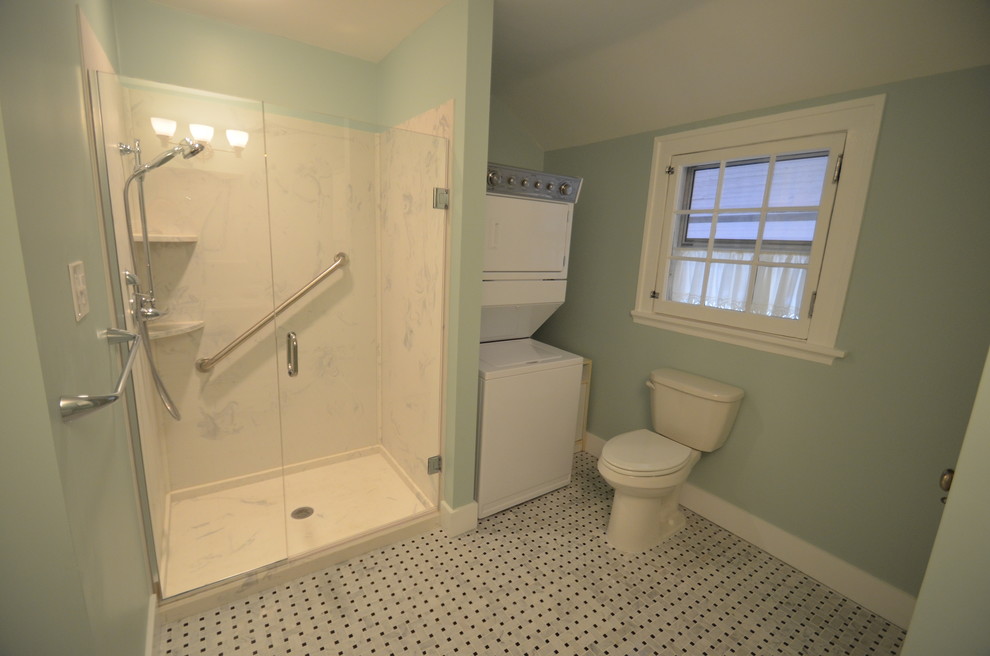 На фото: большая ванная комната в классическом стиле с душем в нише, белой плиткой, плиткой из листового камня, зелеными стенами, полом из винила и душевой кабиной