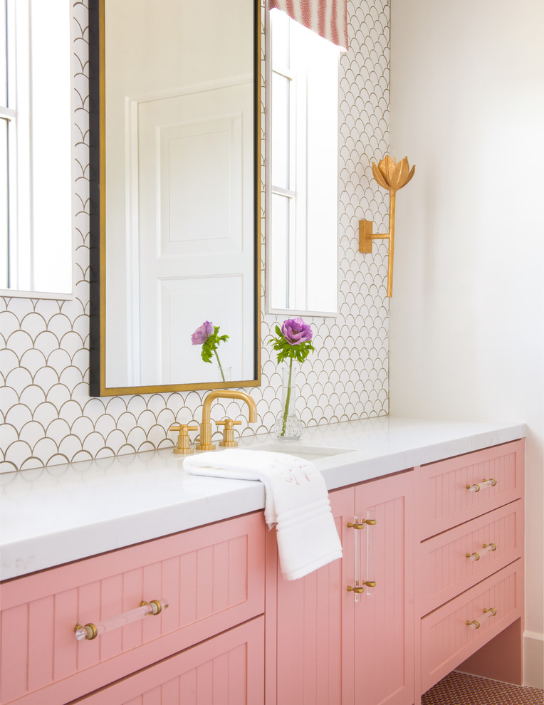 Идея дизайна: ванная комната в стиле неоклассика (современная классика) с фасадами в стиле шейкер, белыми стенами, полом из мозаичной плитки, врезной раковиной, коричневым полом и белой столешницей