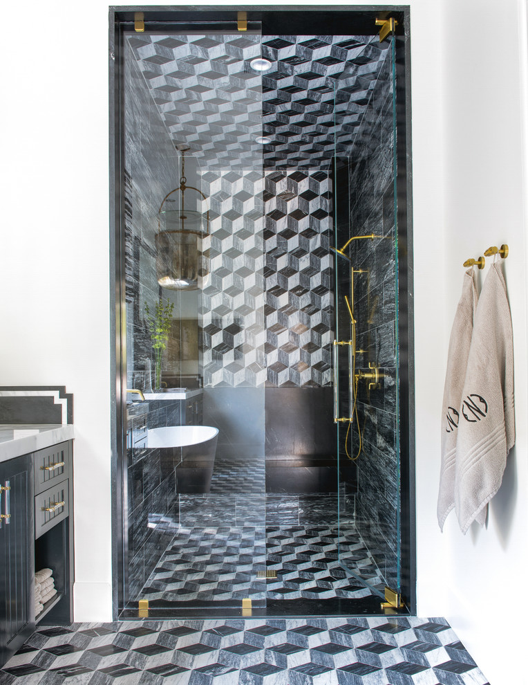Medelhavsstil inredning av ett grå grått badrum, med skåp i shakerstil, svarta skåp, en dusch i en alkov, svart och vit kakel, marmorkakel, vita väggar, marmorgolv, flerfärgat golv och dusch med gångjärnsdörr