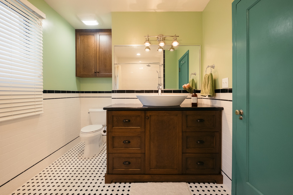 Пример оригинального дизайна: ванная комната среднего размера в стиле неоклассика (современная классика) с фасадами в стиле шейкер, белыми фасадами, душем в нише, раздельным унитазом, бежевой плиткой, керамогранитной плиткой, серыми стенами, полом из керамогранита, врезной раковиной и столешницей из искусственного кварца