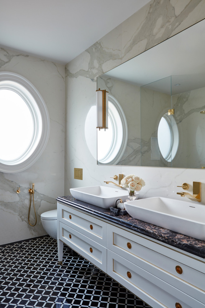Стильный дизайн: огромная главная ванная комната в классическом стиле с фасадами в стиле шейкер, белыми фасадами, душем в нише, инсталляцией, бежевой плиткой, мраморной плиткой, бежевыми стенами, полом из керамической плитки, настольной раковиной, мраморной столешницей, черным полом, душем с распашными дверями, разноцветной столешницей, сиденьем для душа, тумбой под две раковины и встроенной тумбой - последний тренд