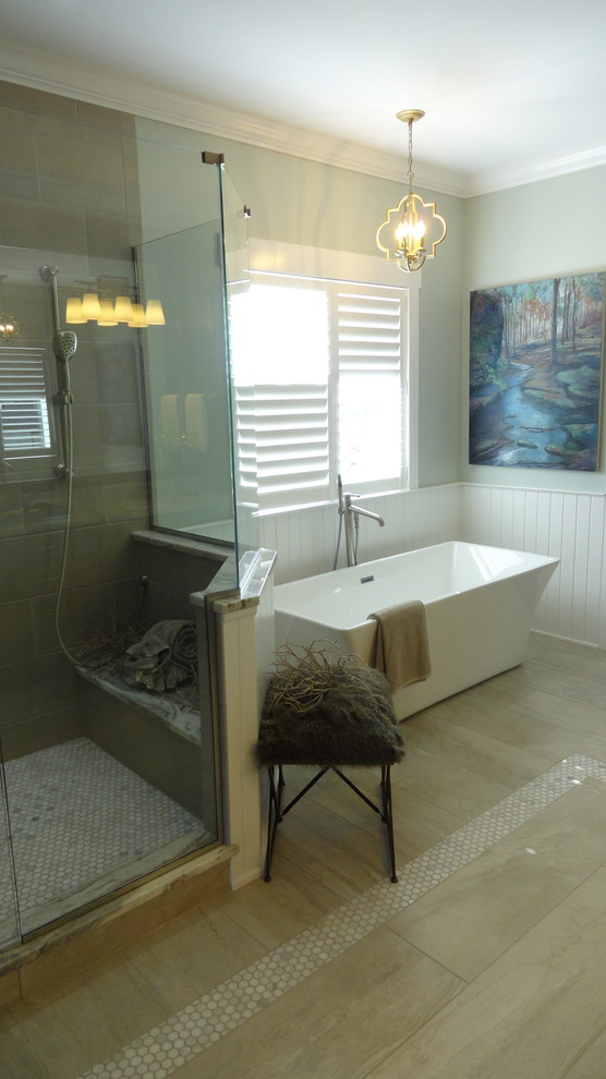 Foto di una grande stanza da bagno padronale tradizionale con pareti beige, vasca freestanding, doccia ad angolo, piastrelle beige, piastrelle in ceramica e pavimento con piastrelle in ceramica