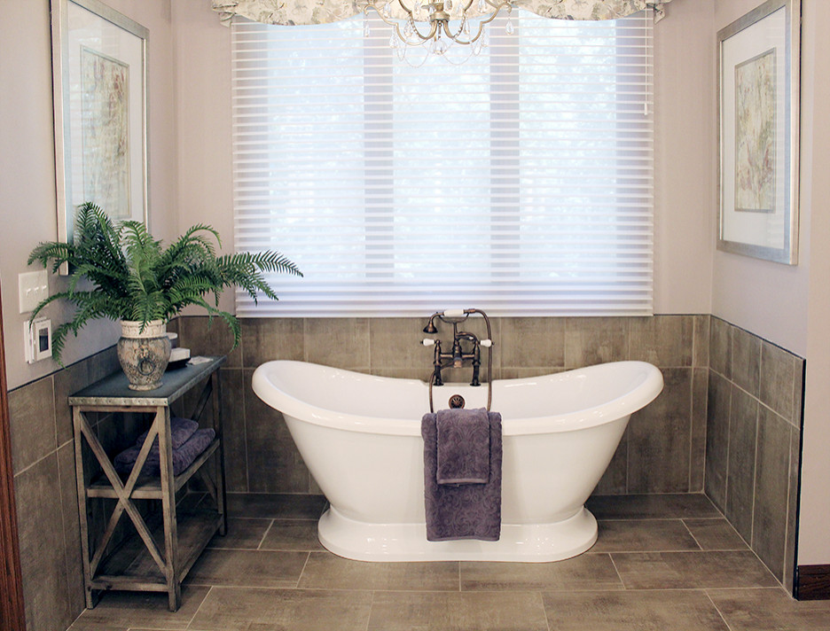 Идея дизайна: большая главная ванная комната в классическом стиле с фасадами с выступающей филенкой, белыми фасадами, отдельно стоящей ванной, двойным душем, бежевой плиткой, керамогранитной плиткой, фиолетовыми стенами, мраморным полом, врезной раковиной, столешницей из искусственного кварца, бежевым полом, душем с распашными дверями и бежевой столешницей