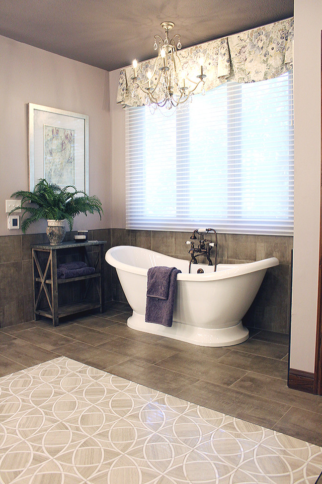 Источник вдохновения для домашнего уюта: большая главная ванная комната в классическом стиле с фасадами с выступающей филенкой, белыми фасадами, отдельно стоящей ванной, двойным душем, бежевой плиткой, керамогранитной плиткой, фиолетовыми стенами, мраморным полом, врезной раковиной, столешницей из искусственного кварца, бежевым полом, душем с распашными дверями и бежевой столешницей