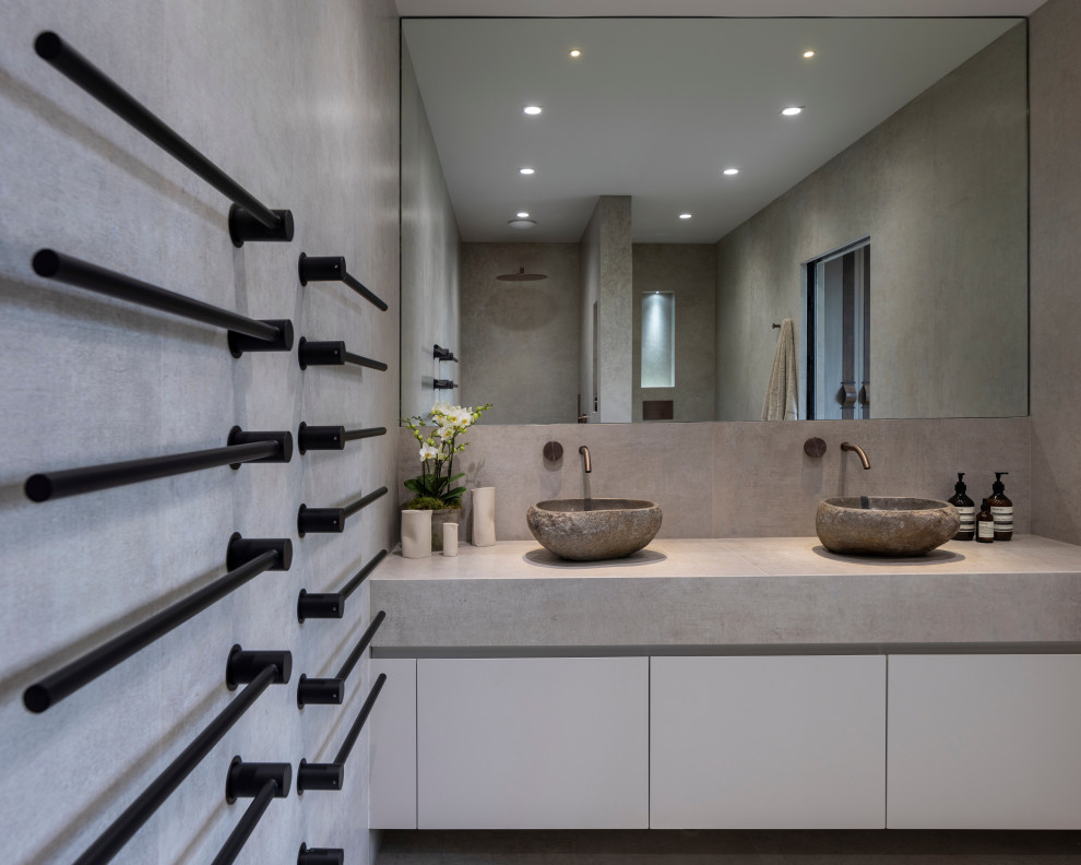 Свежая идея для дизайна: главная ванная комната среднего размера в современном стиле с плоскими фасадами, серыми фасадами, душевой комнатой, белой плиткой, керамической плиткой, столешницей из плитки, открытым душем и белой столешницей - отличное фото интерьера