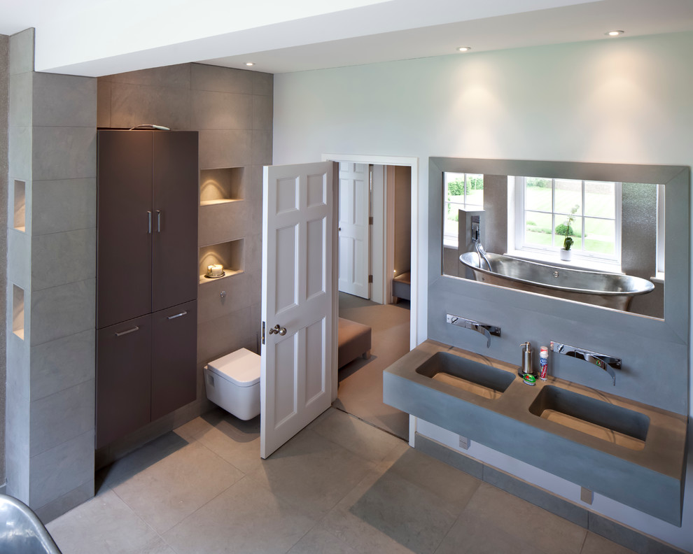 Modernes Badezimmer mit freistehender Badewanne in Gloucestershire