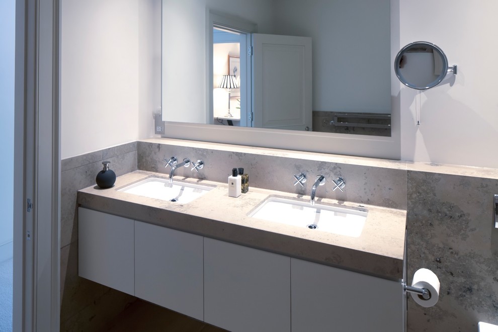 Esempio di una stanza da bagno tradizionale con lavabo sottopiano, vasca freestanding, piastrelle grigie e pareti beige
