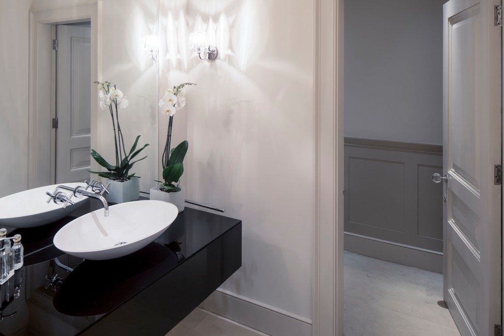 Ejemplo de cuarto de baño principal tradicional renovado con lavabo sobreencimera, bañera exenta, baldosas y/o azulejos beige y paredes blancas