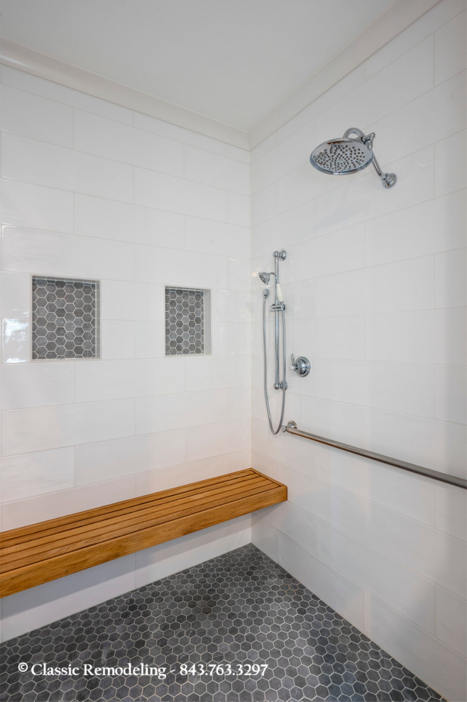 Idée de décoration pour une salle de bain principale tradition de taille moyenne avec un placard avec porte à panneau surélevé, des portes de placard grises, une douche à l'italienne, un carrelage blanc, des carreaux de céramique, un mur gris, un sol en carrelage de porcelaine, un lavabo encastré, un plan de toilette en quartz, un sol blanc, une cabine de douche à porte battante, un plan de toilette blanc, un banc de douche, meuble simple vasque et meuble-lavabo encastré.