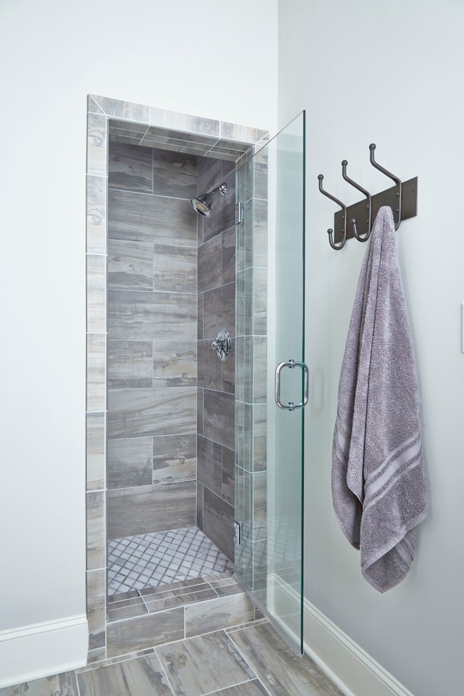 Пример оригинального дизайна: ванная комната среднего размера в стиле лофт с фасадами в стиле шейкер, серыми фасадами, душем в нише, унитазом-моноблоком, серой плиткой, каменной плиткой, серыми стенами, полом из керамогранита, врезной раковиной и мраморной столешницей