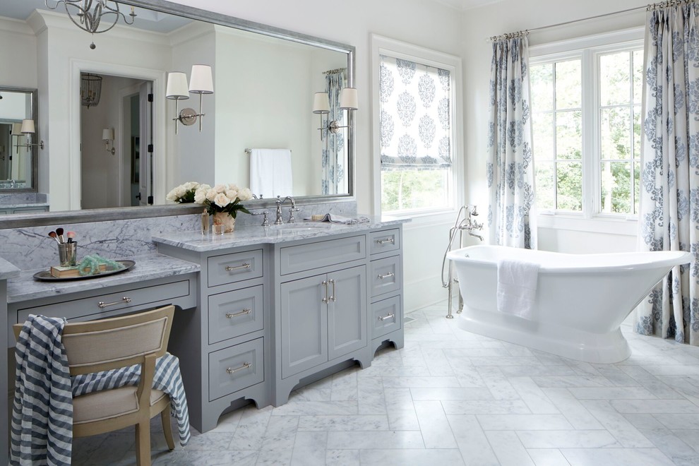 Foto på ett stort vintage en-suite badrum, med skåp i shakerstil, grå skåp, ett fristående badkar, en öppen dusch, en toalettstol med hel cisternkåpa, grå kakel, stenkakel, vita väggar, marmorgolv, ett undermonterad handfat och marmorbänkskiva