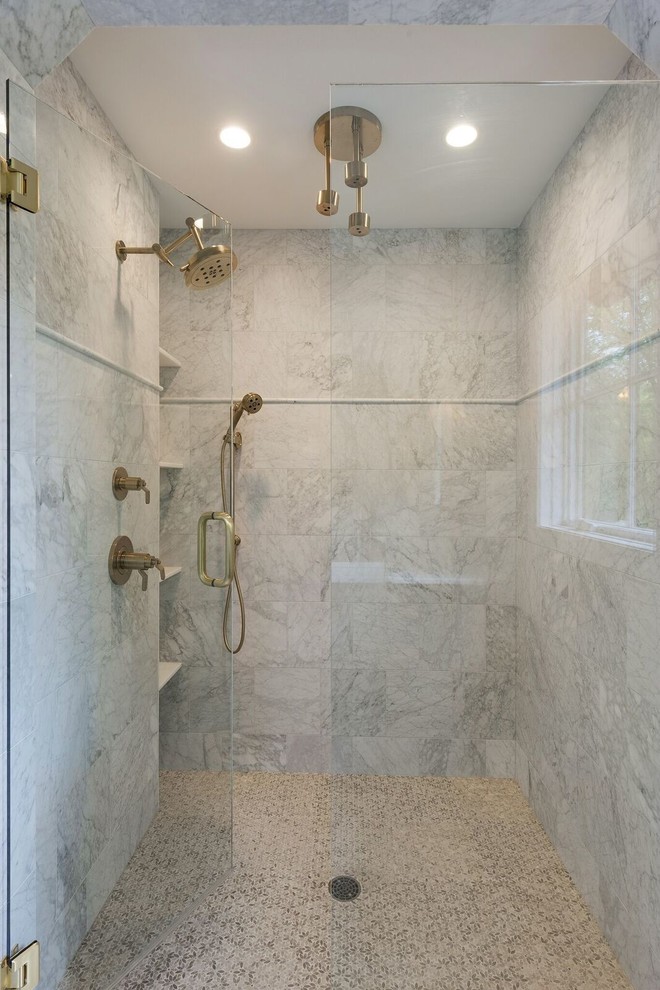 Inspiration pour une grande salle de bain principale design avec une baignoire indépendante, un carrelage gris, un carrelage blanc, du carrelage en marbre, un mur beige, un sol en marbre, un lavabo encastré, un sol gris, une douche double et une cabine de douche à porte battante.