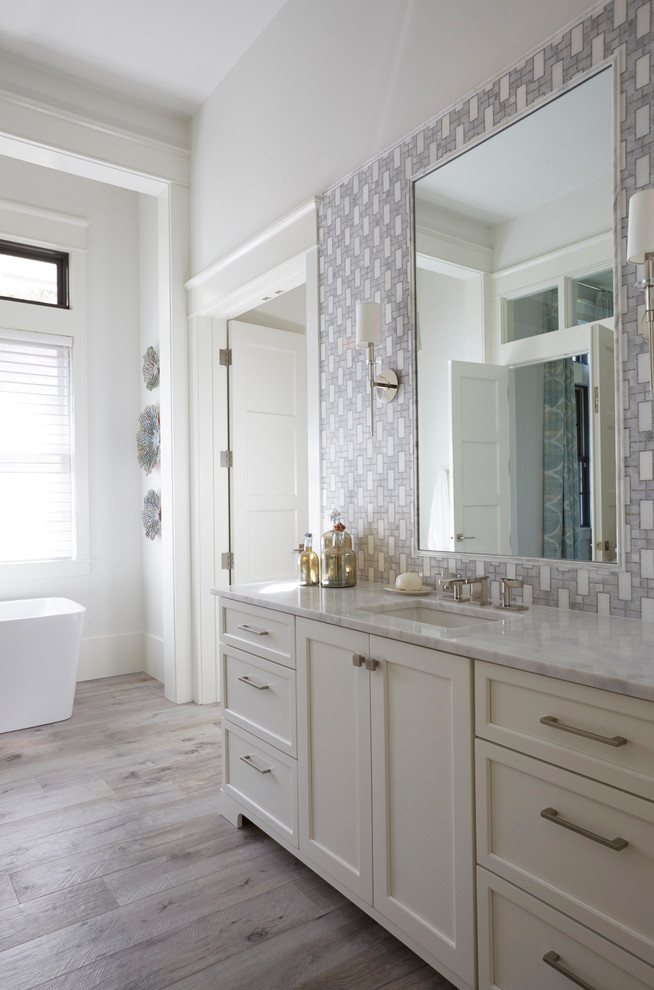 Источник вдохновения для домашнего уюта: большая главная ванная комната в классическом стиле с отдельно стоящей ванной, белыми стенами, светлым паркетным полом и коричневым полом