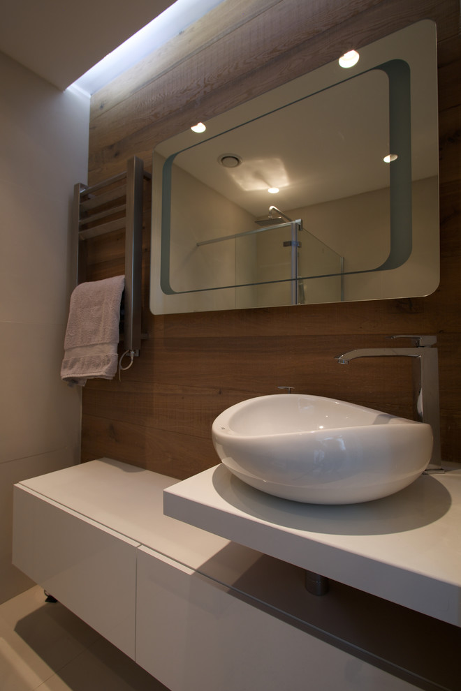 На фото: маленькая ванная комната в современном стиле с бежевой плиткой для на участке и в саду