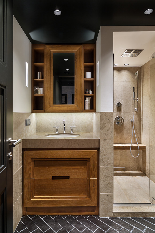 Foto på ett litet funkis badrum med dusch, med ett undermonterad handfat, luckor med infälld panel, marmorbänkskiva, en dusch i en alkov, beige kakel, stenkakel, vita väggar, klinkergolv i keramik och skåp i mellenmörkt trä