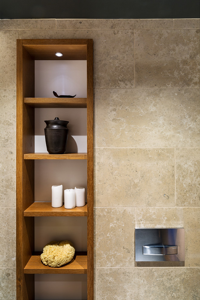 Modern inredning av ett litet badrum, med marmorbänkskiva, en dusch i en alkov, beige kakel, klinkergolv i keramik och orange skåp
