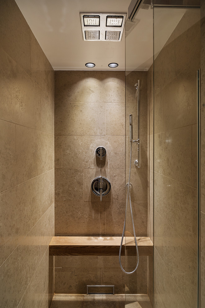 Modelo de cuarto de baño contemporáneo pequeño con ducha empotrada, baldosas y/o azulejos beige, suelo de baldosas de cerámica y aseo y ducha
