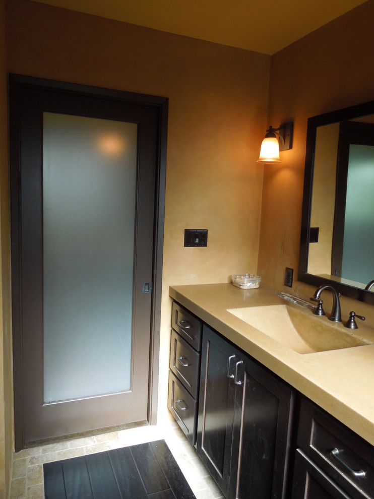 Example of a tuscan bathroom design in Sacramento