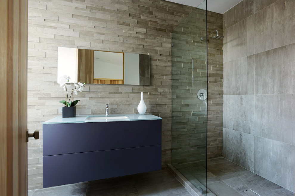 Ispirazione per una stanza da bagno con doccia minimal di medie dimensioni con ante lisce, ante blu, doccia aperta, pareti grigie, pavimento in cemento, lavabo sottopiano e top in cemento