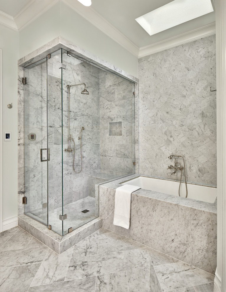 Пример оригинального дизайна: ванная комната в классическом стиле с мраморным полом