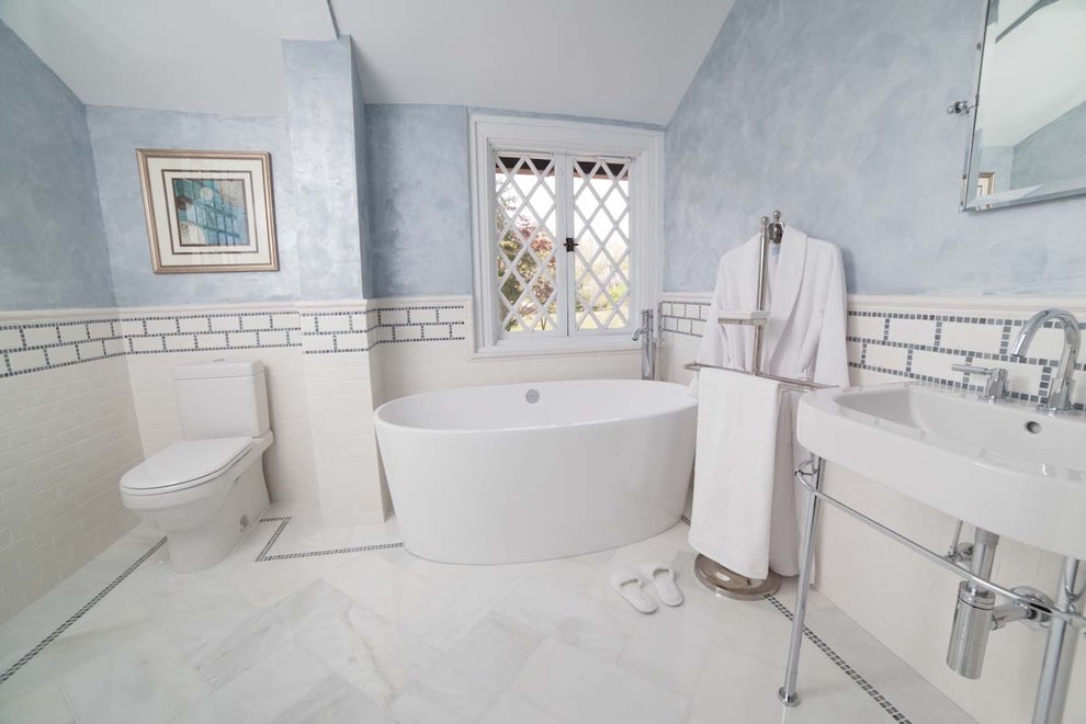 Exempel på ett klassiskt badrum, med ett konsol handfat och ett fristående badkar