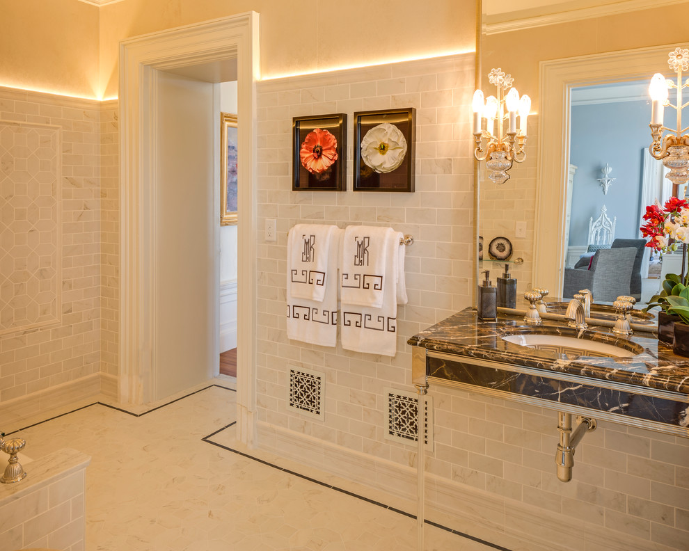 Idée de décoration pour une salle de bain principale tradition de taille moyenne avec WC à poser, un carrelage gris, des carreaux de porcelaine, un mur beige, un sol en carrelage de porcelaine, un lavabo encastré et un plan de toilette en marbre.