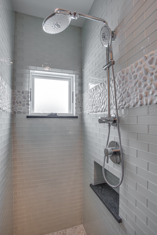 Foto di una piccola stanza da bagno con doccia country con piastrelle bianche, piastrelle di vetro e pavimento con piastrelle di ciottoli