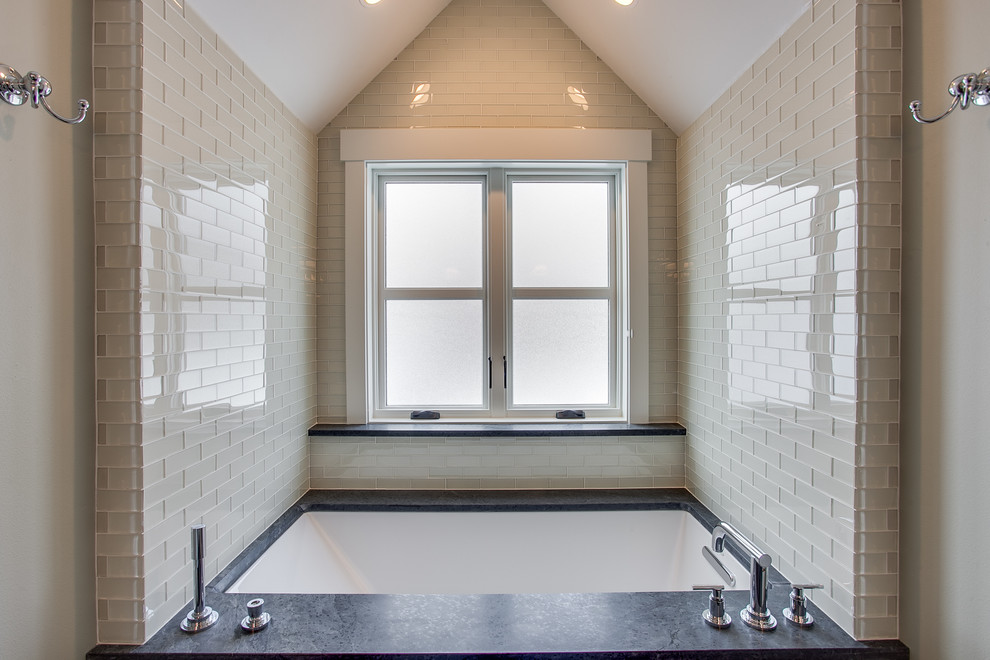 Idee per una piccola stanza da bagno country con vasca sottopiano, vasca/doccia, piastrelle bianche, piastrelle di vetro e pavimento in ardesia