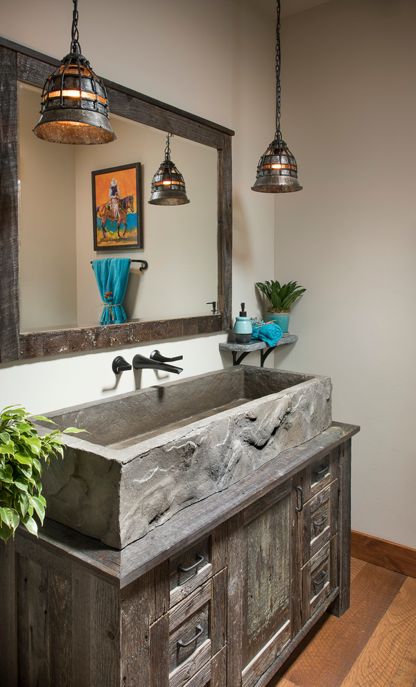 Diseño de cuarto de baño rural con puertas de armario con efecto envejecido, paredes blancas, suelo de madera en tonos medios, lavabo de seno grande y armarios estilo shaker
