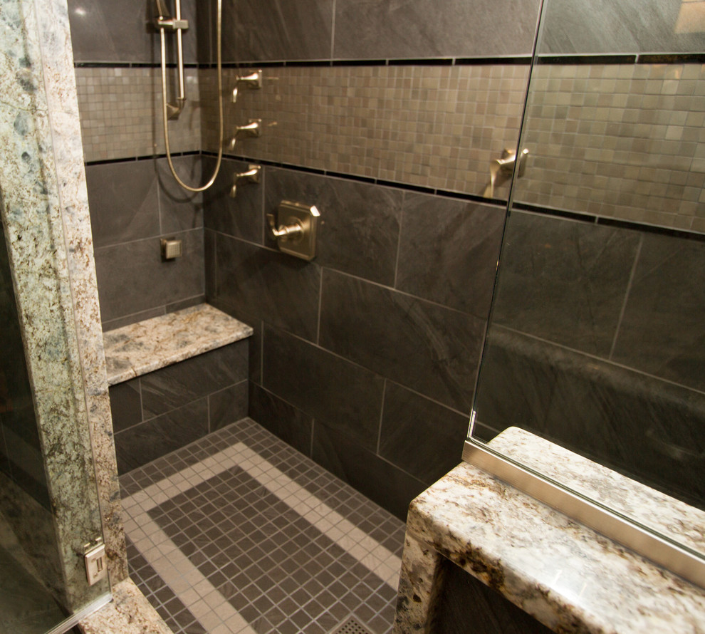 Пример оригинального дизайна: ванная комната в классическом стиле с двойным душем и столешницей из гранита