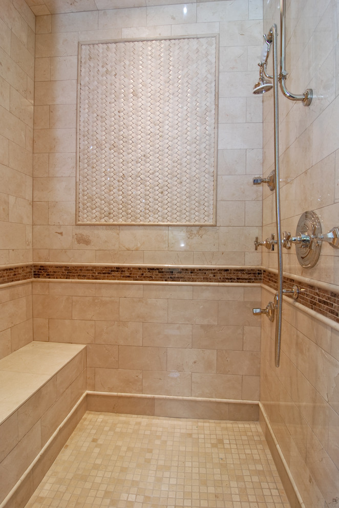 Свежая идея для дизайна: главная ванная комната в классическом стиле с душем в нише, бежевой плиткой, каменной плиткой и мраморным полом - отличное фото интерьера