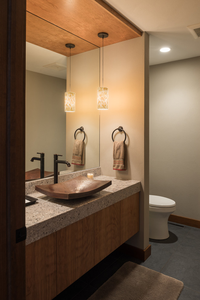 Foto de cuarto de baño único y a medida contemporáneo con armarios con paneles lisos, sanitario de una pieza, paredes beige y suelo negro
