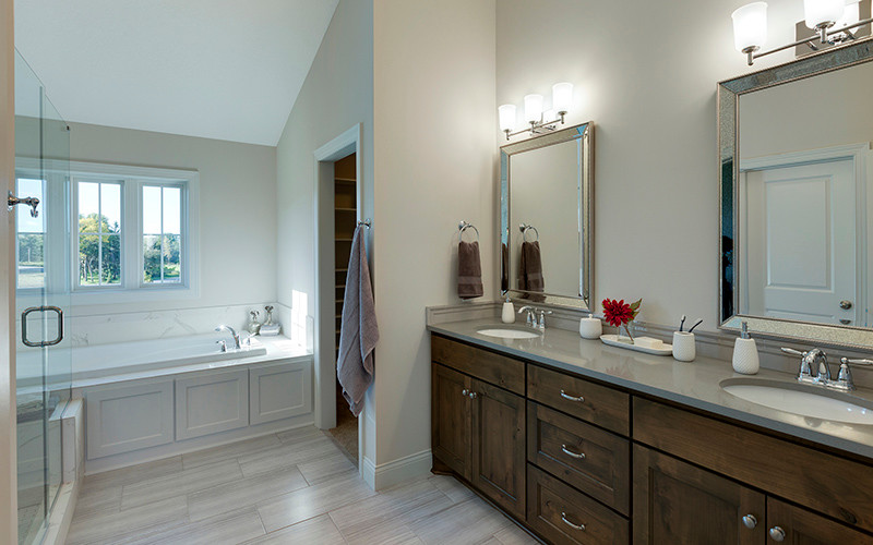 Foto på ett eklektiskt en-suite badrum, med ett undermonterad handfat