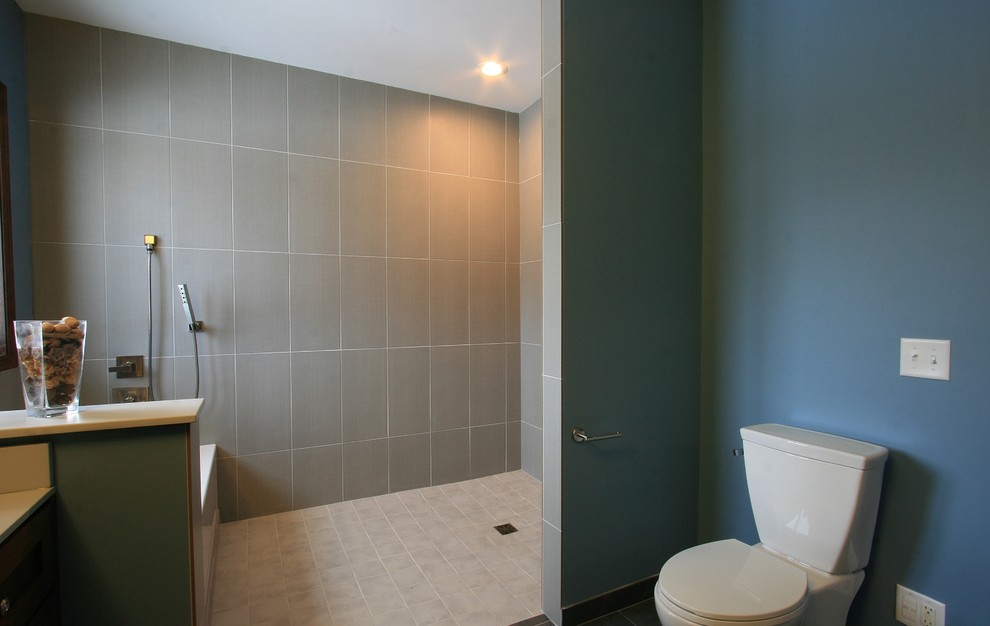Imagen de cuarto de baño principal minimalista de tamaño medio con bañera esquinera, combinación de ducha y bañera, sanitario de una pieza y baldosas y/o azulejos multicolor