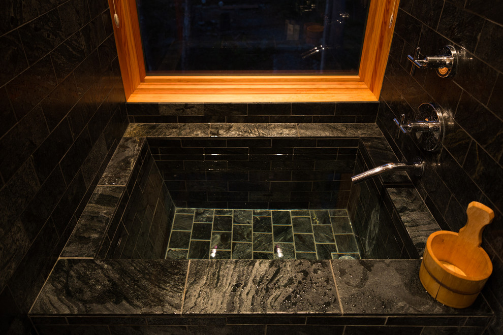 Immagine di una piccola stanza da bagno padronale etnica con vasca giapponese, doccia aperta, piastrelle grigie, pareti grigie e pavimento in ardesia