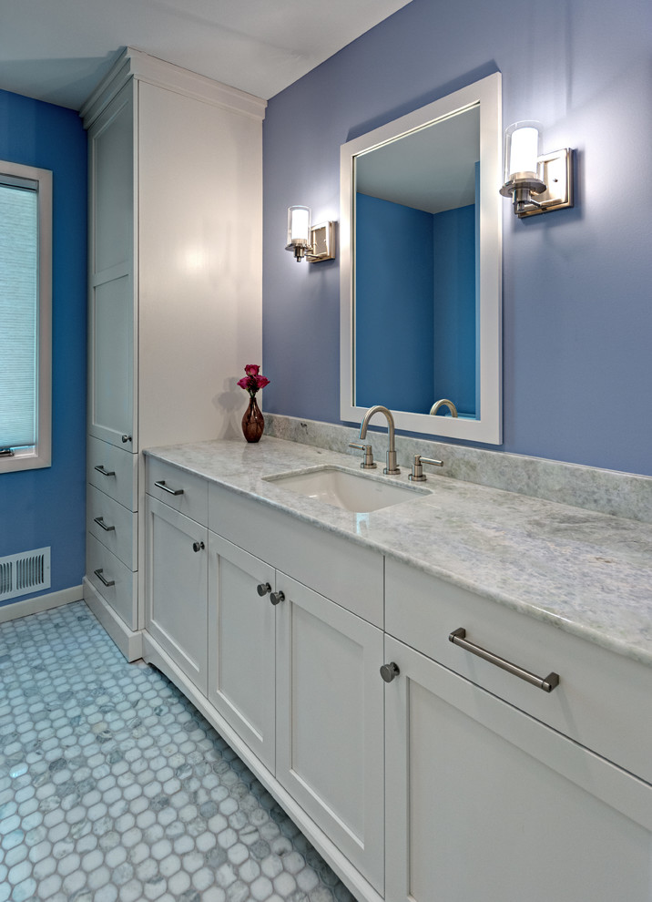 Свежая идея для дизайна: детская ванная комната среднего размера в стиле неоклассика (современная классика) с фасадами с утопленной филенкой, белыми фасадами, ванной в нише, душем над ванной, раздельным унитазом, синей плиткой, мраморной плиткой, фиолетовыми стенами, полом из мозаичной плитки, врезной раковиной, мраморной столешницей, белым полом, шторкой для ванной и белой столешницей - отличное фото интерьера