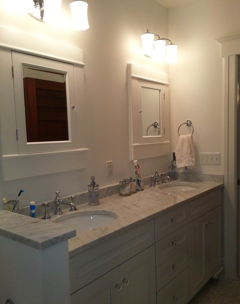 Foto di una stanza da bagno padronale chic con doccia alcova, piastrelle bianche, piastrelle diamantate, pareti bianche e pavimento con piastrelle a mosaico
