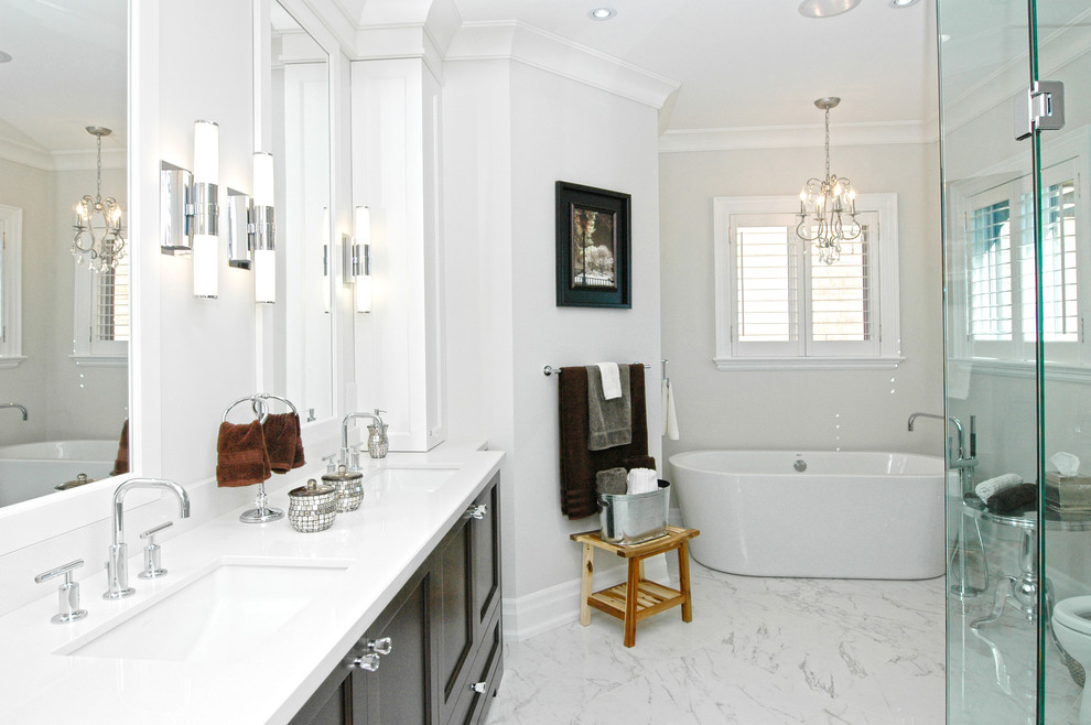 На фото: большая главная ванная комната в стиле неоклассика (современная классика) с отдельно стоящей ванной, угловым душем, белой плиткой и белыми стенами с