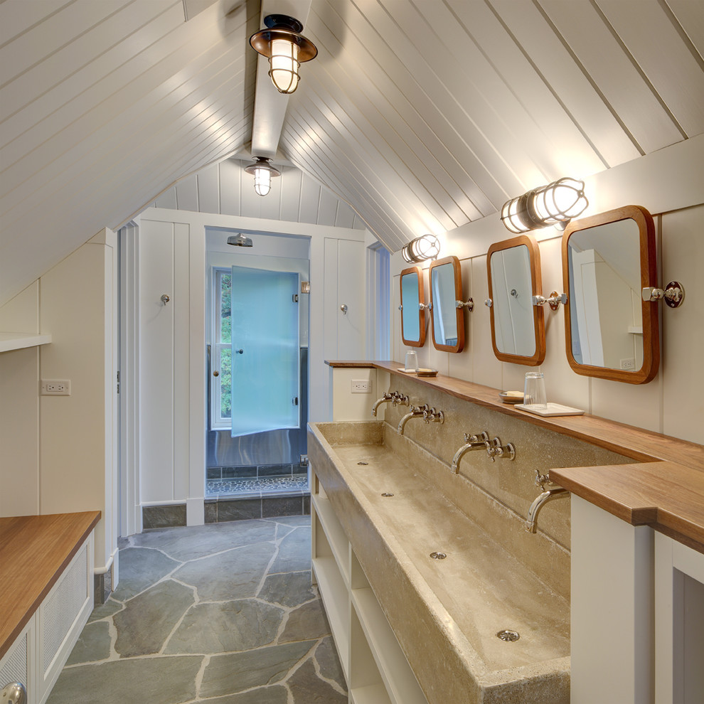 Maritimes Badezimmer mit Trogwaschbecken, offenen Schränken, weißen Schränken, Waschtisch aus Holz, Duschnische und weißer Wandfarbe in Milwaukee