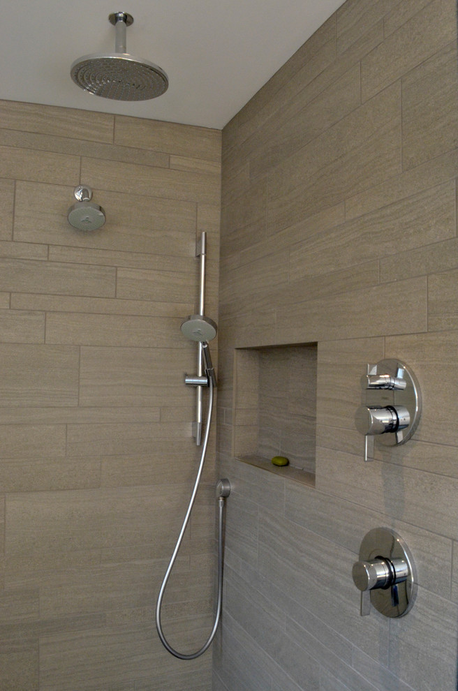 Inspiration pour une salle de bain minimaliste en bois brun de taille moyenne avec un lavabo encastré, un placard à porte plane, un plan de toilette en bois, une douche d'angle, WC à poser, un carrelage blanc, un carrelage de pierre et un mur blanc.